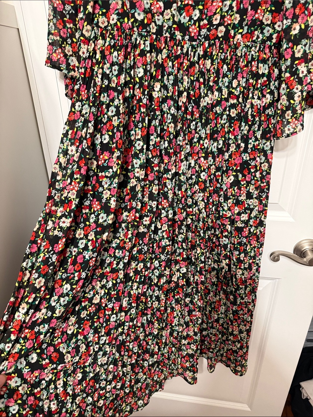 H&M Black Floral Pleated Midi Dress with Short Sleeves - Picture 2 of 8